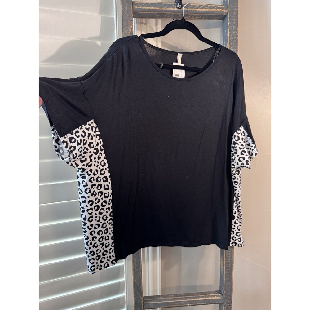 Lilypad Womens Oversized Top Size Small/2XL Black with animal print NWT